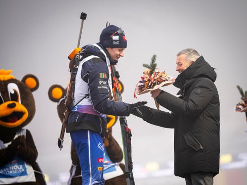 Sportlandesrat Peter Brunner bei der Siegerehrung des Drittplatzierten beim Verfolgungsrennen der Männer, Tommaso Giacomel (Foto: LPA/Fabio Brucculeri)
