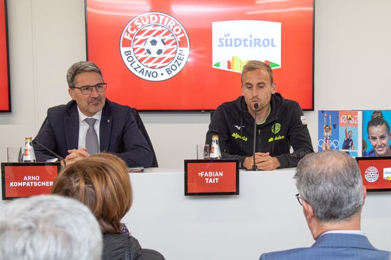 Landeshauptmann und Sportlandesrat Arno Kompatscher (l.) zusammen mit dem Kapitän der Weißroten, Fabian Tait, bei der Vorstellung des Südtiroler Sportjahrbuchs 2022 (Foto: FCS/Bordoni)