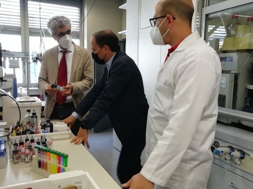 Luca D'Ambrosio, Direktor des Labors für Lebensmittelanalysen und Produktsicherheit, LR Vettorato, Flavio Ciesa (v.l.): Ziel ist ein größerer Schutz der Konsumenten. (Foto: LPA/Nadia Franzoi)