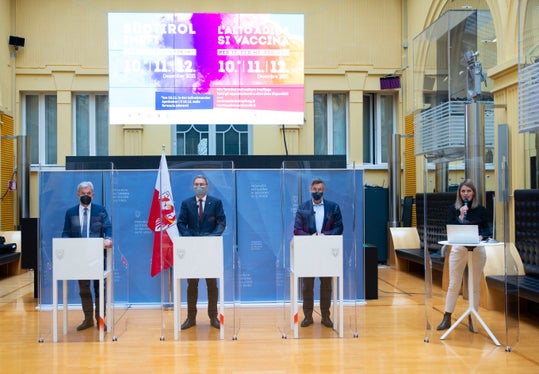 Landeshauptmann Kompatscher (2.v.l.) hat heute gemeinsam mit Gesundheitslandesrat Widmann (2.v.r.) und Zivilschutzlandesrat Schuler (1.v.l.) Details zu Südtirol impft vorgestellt. (Foto: LPA/Barbara Franzelin)