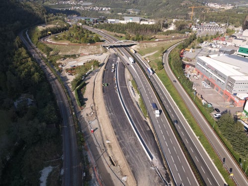 Beim Lokalaugenschein informierten sich die Teilnehmenden über den aktuellen Baufortschritt und die nächsten Bauphasen der Riggertal-Schleife. (Foto: LPA/g.news)