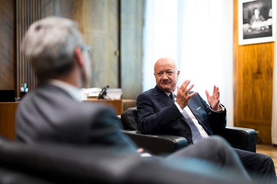 Bundeskanzler Christian Stocker (von vorne) tauschte sich mit Landeshauptmann Arno Kompatscher über die Reform des Südtiroler Autonomiestatuts aus, die am 8. Juni im Amtsblatt der Italienischen Republik veröffentlicht wurde und am 23. Juni in Kraft tritt. (Foto: BKA/Christopher Dunker)