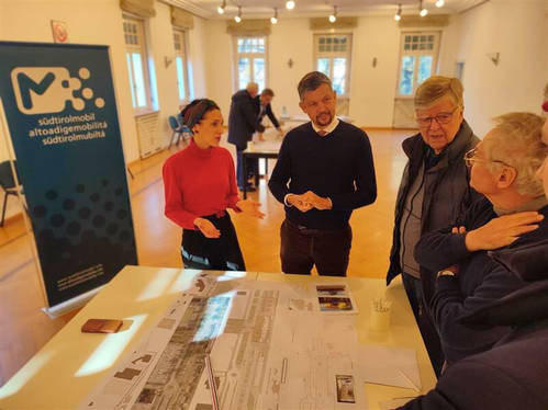 Infoday è l’evento informativo&nbsp;in cui a novembre 2024 è stato presentato il progetto del nuovo&nbsp;Centro mobilità di Merano: nella foto (da sinistra) la vicesindaca Zeller e l'assessore Alfreider. (Foto: STA/Alice Banfi)