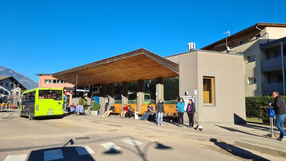 Il nuovo info point altoadigemobilità presso la stazione degli autobus di Lana è un nuovo, piccolo centro per la mobilità pubblica. (Foto: USP/Margit Perathoner)