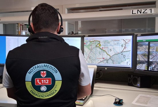 La Centrale provinciale di emergenza, situata nel Centro di Protezione civile in via Druso a Bolzano, è la centrale operativa per tutti gli interventi di soccorso e di protezione civile in Alto Adige; è raggiungibile 24 ore su 24 tramite il numero unico europeo di emergenza 112. (Foto: USP/Agenzia per la Protezione civile)