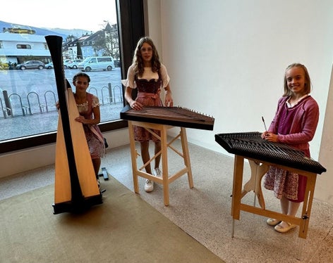 Es musizierten die Eisacktaler Gitschn der Musikschule Brixen. (Foto: LPA/Landesmusikschuldirektion)