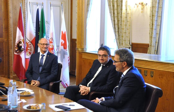 Tra Mattle, Fugatti e Kompatscher (da sinistra a destra) un incontro cordiale ma impostato sulla discussione concreta dei temi più importanti a partire dalla sostenibilità ambientale e dalla questione dei trasporti (Foto: Ufficio stampa Provincia autonoma di Trento)