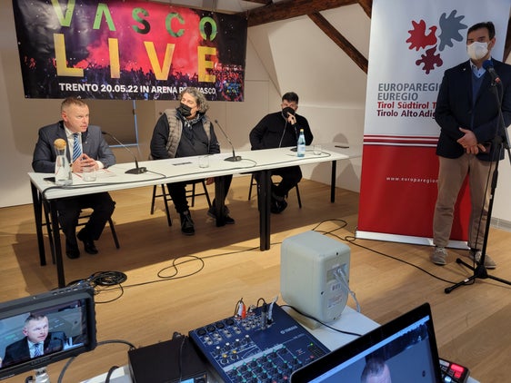 Haben heute den Euregio-Wettbewerb anlässlich des Vasco-Rossi-Konzerts vorgestellt: (v.l.) Christoph von Ach, Fausto Bonfanti und Fabio De Santi (Foto: Euregio)