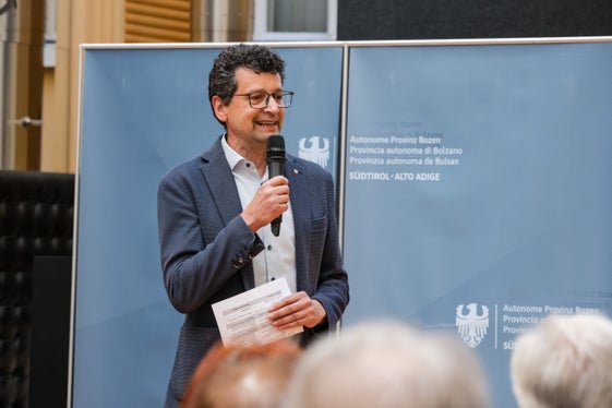 Voi siete la prova di quanto possa essere variegata l’attività nell’Amministrazione provinciale, ha sottolineato Günter Sölva, direttore dell’Ufficio Sviluppo personale, che ha organizzato le due cerimonie in onore dei pensionati. (Foto: USP/Bernhard Aichner)