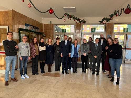 Netzwerkarbeit zur Stärkung der Mehrsprachigkeit: Gruppenfoto mit der Delegation aus Friaul-Julisch Venetien unter der Leitung von Regionalassessorin für Bildung und Arbeit Alessia Rosolen (sechste von links), neben Landesrat Marco Galateo (siebter von links) und Hauptschulamtsleiter Vincenzo Gullotta (dritter von rechts in der ersten Reihe). (Foto: LPA)
