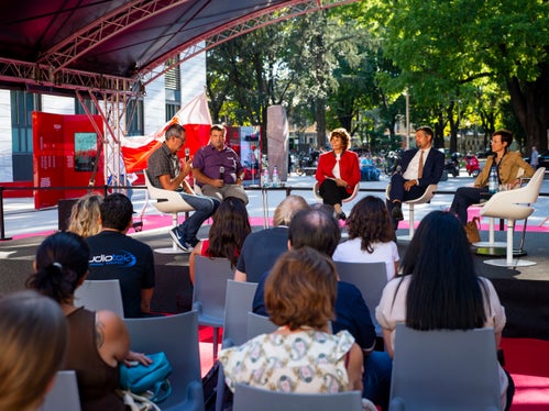 Dobbiamo adattarci è stato il chiaro messaggio dell'ultima tornata di interventi (da sinistra a destra sul podio): Manfred Donat dal pubblico, Volkmar Mair, l'assessora Maria Hochgruber Kuenzer, l'assessore Daniel Alfreider e Virna Bussadori. (Foto: ASP/Fabio Brucculeri)