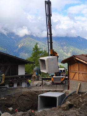 Nachher: Die Wildbachverbauung hat diese Schächte mit einem Gewicht von je 7,8 Tonnen in den Trenserbach eingesetzt und damit die Durchflusskapazität und den Hochwasserschutz erhöht. (Foto: LPA/Landesamt für Wildbach- und Lawinenverbauung Nord/Thomas Hasler)