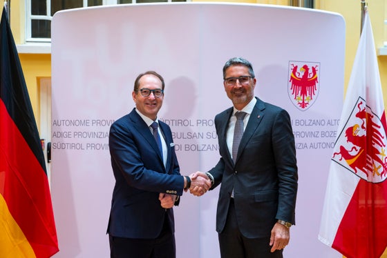 Il presidente della CSU nel Bundestag Dobrindt (a sinistra) e il presidente Kompatscher nella foto ufficiale prima della riunione (Foto: ASP/Fabio Brucculeri)