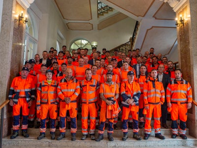 Gruppenfoto der fast 60 neuen Straßenwärter des Landes mit Landeshauptmann Arno Kompatscher, Mobilitätslandesrat Daniel Alfreider, Generaldirektor Alexander Steiner und dem Direktor der Landesabteilung Personal Albrecht Matzneller im Landhaus 1 in Bozen. (Foto: LPA/Fabio Brucculeri)