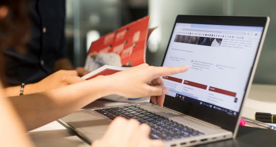 Un dito punto allo schermo di un laptop