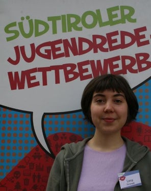 Lena Simonetti vom Gymnasium Walther von der Vogelweide Bozen überzeugte in der Klassischen Rede. (Foto: LPA/Anita Demetz)