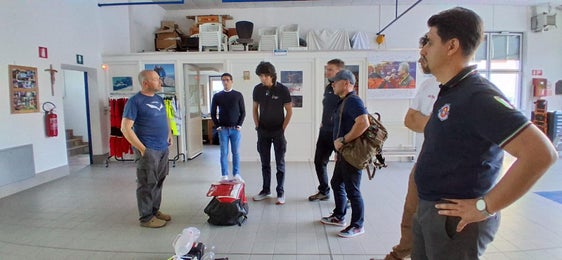 Il programma della giornata di studio prevedeva anche la visita alla base elicotteristica di soccorso dell’Aiut Alpin a Pontives, all’imbocco della Val Gardena. (Foto: USP/Agenzia per la Protezione civile)