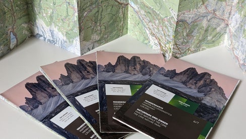 Mit neuen Wanderkarten verfolgt das Landesamt für Natur das Ziel, die Öffentlichkeit über die Bedeutung der Schutzgebiete aufzuklären. Nun ist mit der Wanderkarte für den Naturpark Drei Zinnen die erste überarbeitete Wanderkarte erschienen. (Foto: LPA/Landesamt für Natur)