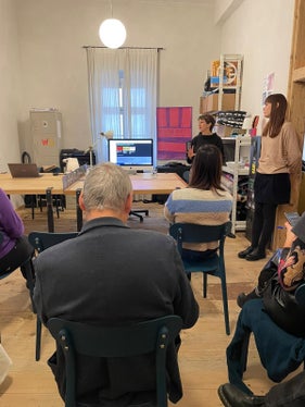 La delegazione di operatori della cultura e funzionari della pubblica amministrazione trentina durante l'incontro tenutosi a Weigh Station. (Foto: ASP)