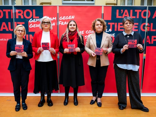 Stellten heute (18. November) die Aktionen zum Tag gegen Gewalt an Frauen vor (v.l.): Astrid Wiest, Nadia Mazzardis, Ulrike Oberhammer, Landesrätin Rosmarie Pamer und Sigrid Pisanu. (Foto: LPA/Fabio Brucculeri)