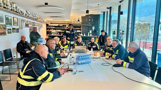 Landeshauptmann und Bevölkerungsschutzlandesrat Arno Kompatscher (Zweiter von rechts) hat sich heute um 7 Uhr in Latsch selbst ein Bild von der Lage vor Ort verschafft. (Foto: LPA/Landesfeuerwehrverband)