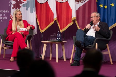 Höhepunkt des Summits: Der ehemalige Präsident der Europäischen Kommission, Jean Claude Juncker im Interview mit Moderatorin Karin Gschnitzer (Foto: Land Tirol/Sedlak)