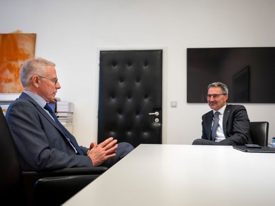 Nella mattinata di martedì 16 dicembre, il presidente della Provincia autonoma di Bolzano, Arno Kompatscher, ha accolto nel suo ufficio a Palazzo Widmann il commissario del Governo Vito Cusumano per un ultimo incontro ufficiale, prima che il prefetto assuma incarico all’Aquila. (Foto: USP/Fabio Brucculeri)