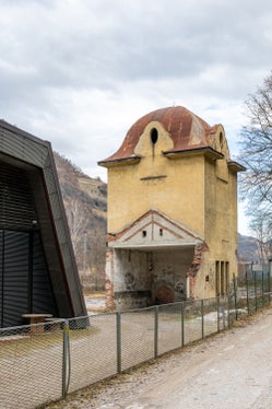 Nach der Unterschutzstellung des Bahnhofs Klausen im Jahr 2004 und jener des Viadukts im Jahr 2017 wird nun auch der Wasserturm unter Denkmalschutz gestellt. (Foto: LPA/Landesdenkmalamt/Manuela Tessaro)