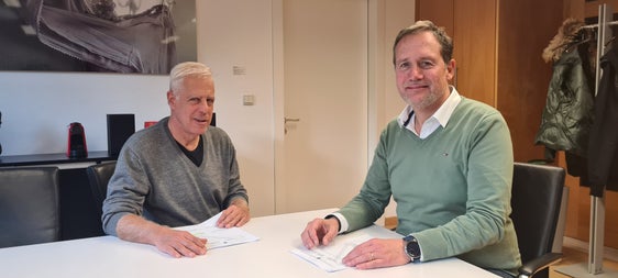 LR Massimo Bessone (r.) und der Direktor des Inspektorats für den Kataster, Paolo Russo: Neuer Befähigungslehrgang für Grundbuchsführerinnen und -führer ausgeschrieben. (Foto: LPA/Igor Cocca) 