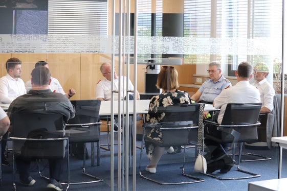 Struktur der Agentur für Bevölkerungsschutz und Zivilschutz-System dargelegt: der Direktor der Agentur für Bevölkerungsschutz Klaus Unterweger (ganz rechts) mit der Delegation aus Oberösterreich im Landeswarnzentrum (Foto: LPA/Maja Clara)