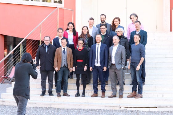 Foto di gruppo ufficiale scattata in occasione dell'evento inaugurale del progetto Interreg DIGI-RLF, tenutosi il 18 febbraio all'Eurac di Bolzano (Foto: USP/Maja Clara)