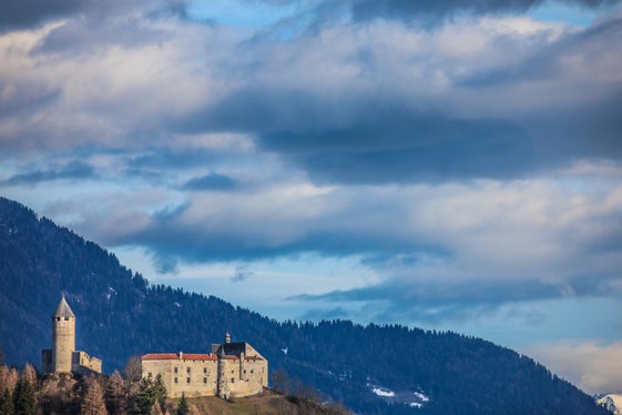 Immagine del mese di aprile 2026: Castel Tasso a Vipiteno. (Foto: USP/Martin Geier)