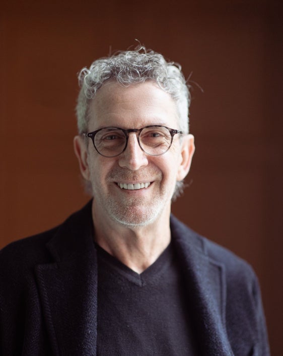 L'autore venostano Sepp Mall leggerà il suo romanzo "Ein Hund kam in die Küche" ("Un cane è entrato in cucina") presso la Biblioteca Provinciale Dr. Friedrich Teßmann di Bolzano. (Foto: Minitta Kandlbauer)