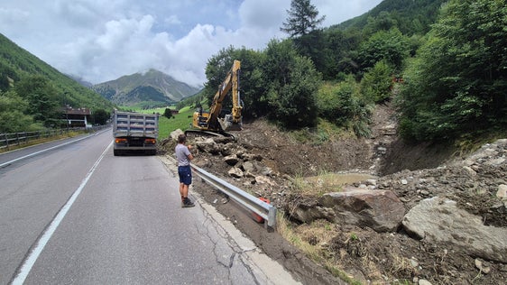Il 19 luglio, una colata detritica ha provocato lo straripamento presso la strada provinciale della Val Senales, che però è rimasta sempre aperta al traffico. (Foto: Ufficio Sistemazione bacini montani ovest dell'Agenzia per la Protezione civile/Martin Eschgfäller)