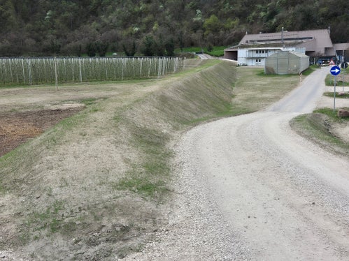 Contro le inondazioni l'Ufficio Sistemazione bacini montani sud ha costruito strutture di protezione nelle immediate vicinanze degli edifici di Laimburg. (Foto: USP/Ufficio Sistemazione bacini montani sud)