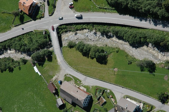L'immagine evidenzia i muri di protezione delle sponde erose del rio Anterselva durante un volo di ricognizione il 24 giugno (Foto: ASP/Agenzia per la protezione civile)