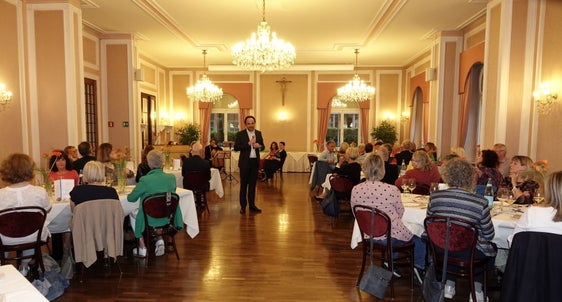 Bildungslandesrat Philipp Achammer (im Bild) und Landesschuldirektorin Sigrun Falkensteiner haben im Mai 360 Lehrpersonen und sechs Schulführungskräfte verabschiedet, die in den Ruhestand getreten sind. Im Bild eine der beiden die Pensionistenfeiern im Kaiserhof (Foto: LPA/Susanne Gasser)