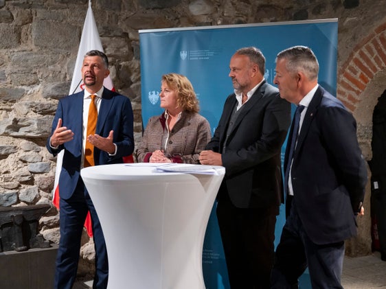  „Wir werden Infoveranstaltungen zum Mobilitätszentrum Meran organisieren, um die Bevölkerung einzubeziehen und das Projekt vorzustellen. Ziel ist es, die Arbeiten im Jahr 2028 aufzunehmen“, erklärte Mobilitätslandesrat Daniel Alfreider (ganz links) bei der Pressekonferenz im Anschluss an die Sondersitzung der Landesregierung auf Schloss Tirol. Im Bild (von links) mit Landesrätin Rosmarie Pamer, dem Vizepräsidenten der Bezirksgemeinschaft Burggrafenamt Ulrich Gamper und Landesrat Peter Brunner. (Foto: LPA/Fabio Brucculeri)