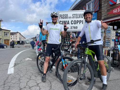 Landeshauptmann Arno Kompatscher (links im Bild) und Mobilitätslandesrat Daniel Alfreider erreichten das Stilfser Joch mit dem Rad. (Foto: LPA/Gnews)