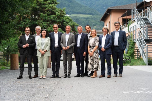 Gruppenfoto beim Treffen der Regierungen von Graubünden und Südtirol in der Basis Vinschgau in Schlanders: Peter Peyer, Jon Domenic Parolini, Ulli Mair, Landeshauptmann Arno Kompatscher, der Bündner Regierungspräsident , Martin Bühler, Luis Walcher, Philipp Achammer, Magdalena Amhof, Hubert Messner und Marcus Caduff (Foto: LPA/Christian Lechner)