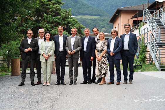 Gruppenfoto beim Treffen der Regierungen von Graubünden und Südtirol in der Basis Vinschgau in Schlanders: Peter Peyer, Jon Domenic Parolini, Ulli Mair, Landeshauptmann Arno Kompatscher, der Bündner Regierungspräsident , Martin Bühler, Luis Walcher, Philipp Achammer, Magdalena Amhof, Hubert Messner und Marcus Caduff (Foto: LPA/Christian Lechner)