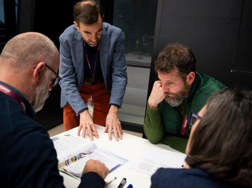 Die Vertretenden der Interessensgruppen beschäftigten sich mit der sozialen Gerechtigkeit der Klimaplan-Maßnahmen und mit den nötigen Begleitmaßnahmen, um ein breites Bewusstsein zur Dringlichkeit der Klimaanpassung zu schaffen. (Foto: LPA/Fabio Brucculeri)