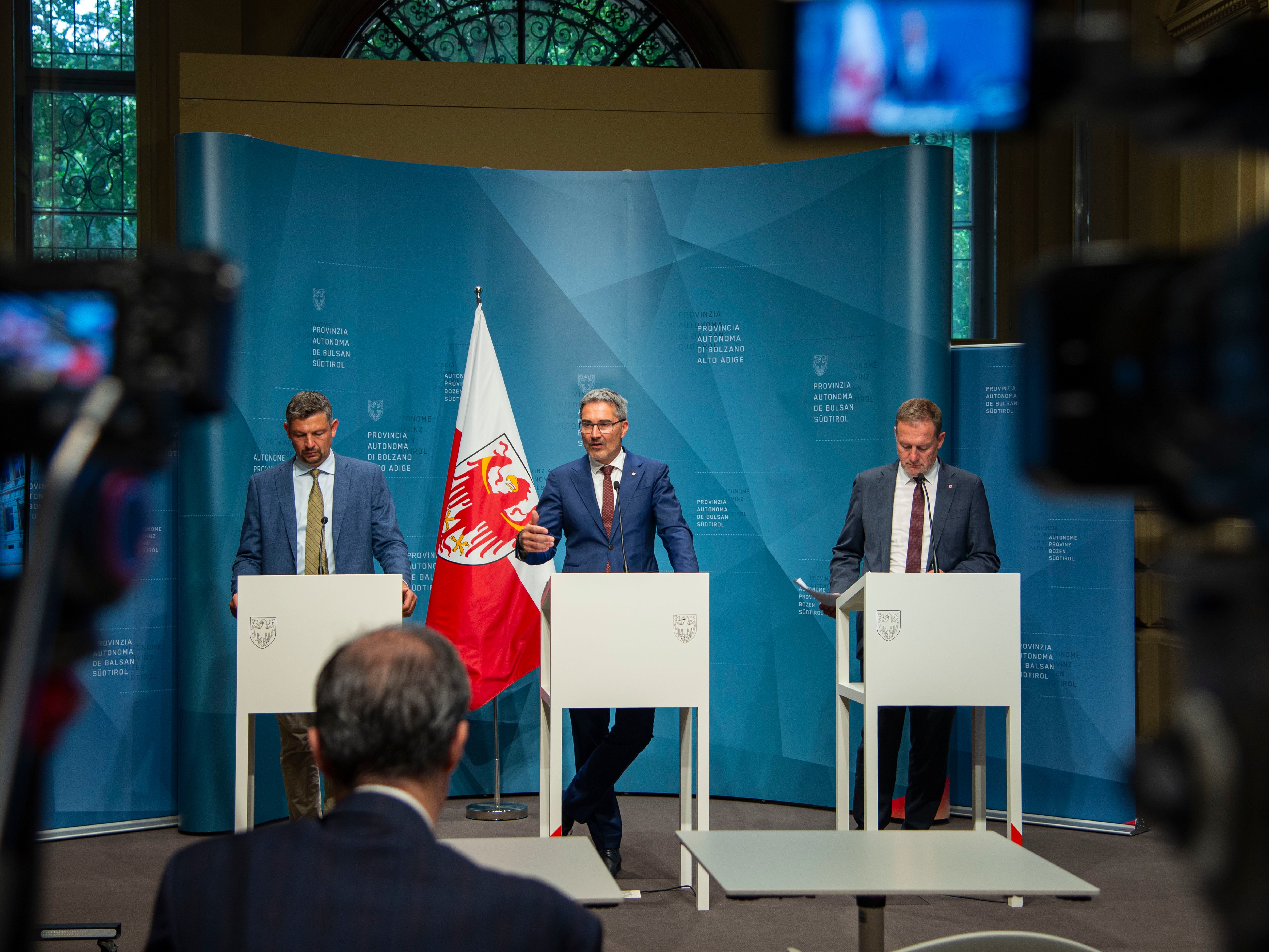 Pressekonferenz nach Sitzung der Landesregierung: (v.l.) Landesrat Daniel Alfreider, Landeshauptmann Arno Kompatscher und Landesrat Massimo Bessone stellten die wichtigsten Beschlüsse vor. (Foto: LPA/Fabio Brucculeri) 