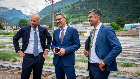 Machten sich kürzlich ein Bild der Bahnsteige am Bahnhof Bozen: (v.l.) RFI-Direktor Gianpiero Strisciuglio, Landeshauptmann Arno Kompatscher und Mobilitätslandesrat Daniel Alfreider. (Foto: LPA/Fabio Brucculeri)