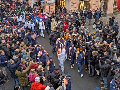 Hunderte Menschen wollten das olympische Feuer einmal live erleben und beobachteten den Fackellauf durch Meran vom Straßenrand aus. (Foto: Gemeinde Meran/Stefano Bolognesi. Das Foto darf ausschließlich im Zusammenhang mit dieser Pressemitteilung verwendet werden.)