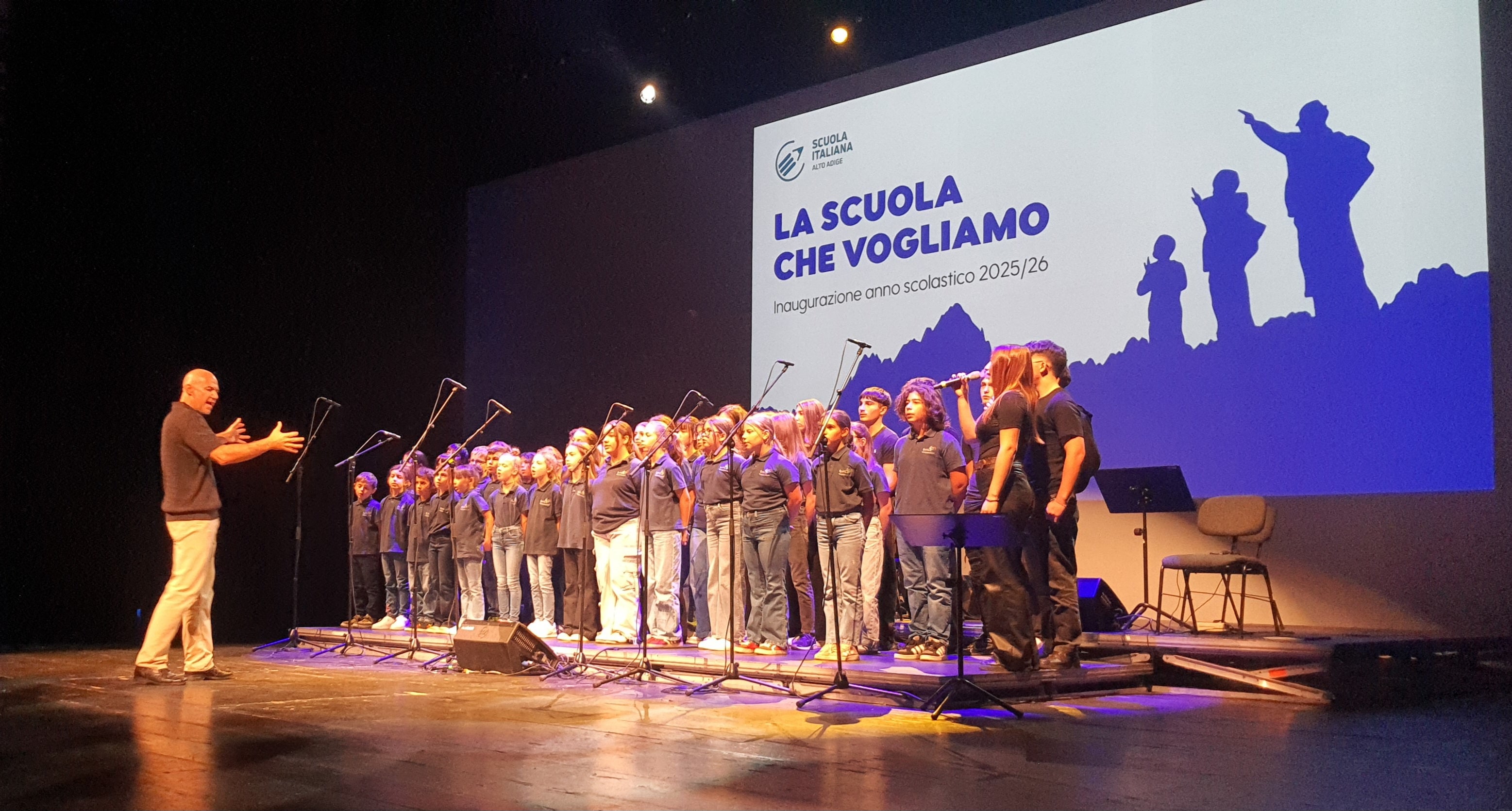 La scuola italiana ha inaugurato ufficialmente il nuovo anno formativo con un evento dedicato all'informazione, all’orientamento e alla condivisione tenutosi nella mattinata del 17 settembre in un affollato Teatro Comunale di Bolzano, che ha ospitato circa 700 studentesse e studenti. (Foto: USP)