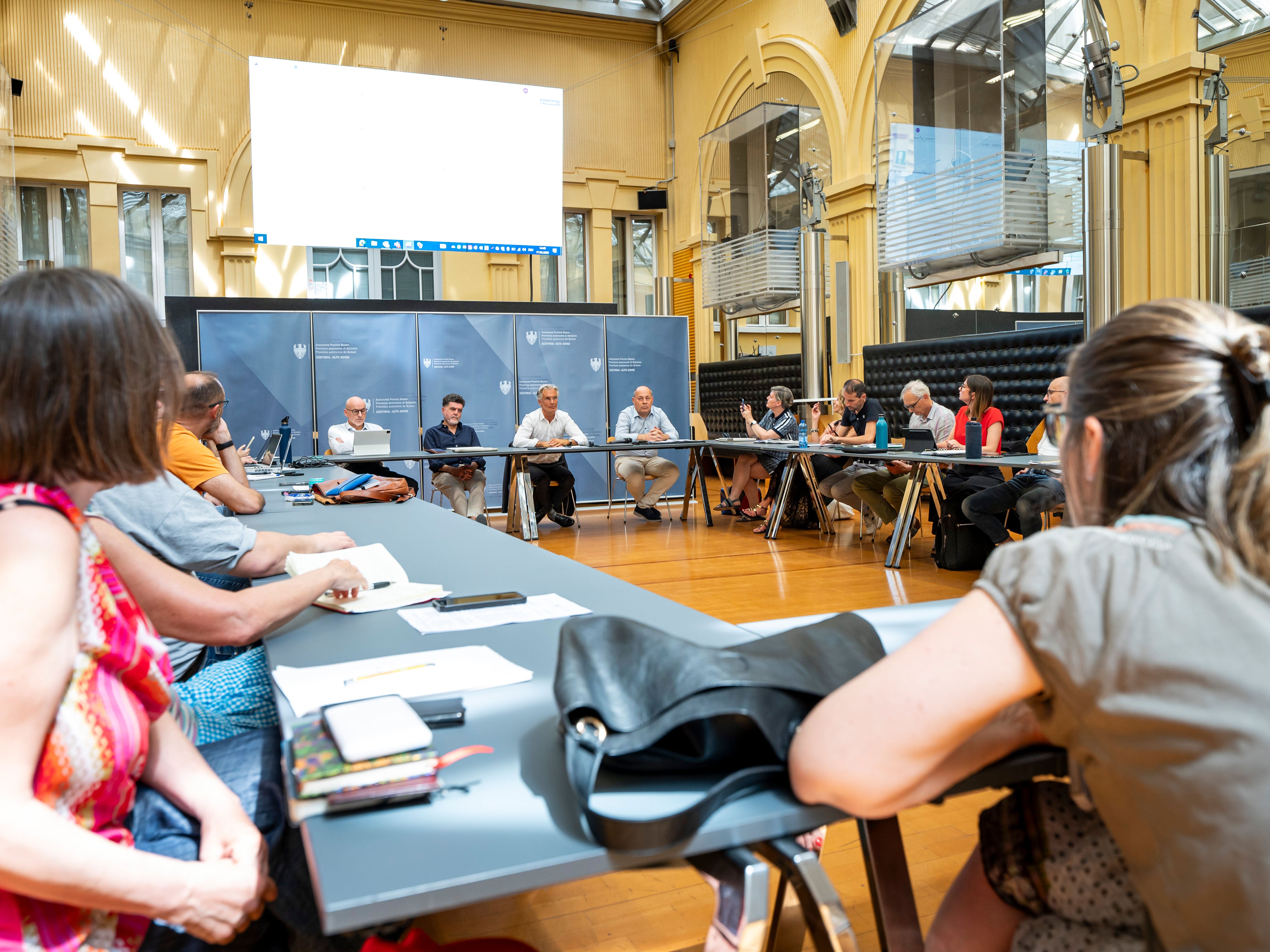Provincia e sindacati al tavolo delle trattative, il 17 giugno, a Bolzano: si è discusso dell'aumento salariale strutturale per i dipendenti pubblici. (Foto: USP/Fabio Brucculeri)