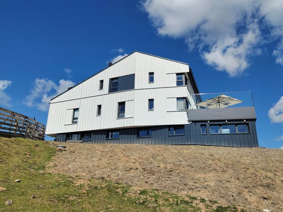 Der Funktionsbereich Tourismus der Südtiroler Landesverwaltung fördert die umfassende Sanierung und Erweiterung der Plosehütte auf 2447 Höhenmetern: Die von der CAI-Sektion Brixen geführte Plosehütte wurde innen und außen saniert, energetisch erneuert und erweitert. (Foto: LPA/Plosehütte/Claudia Fea)