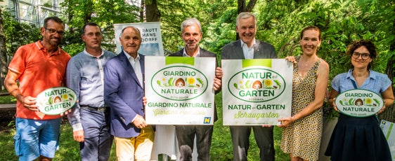 Schaugärten-Plakettenverleihung: (v.l.) Karl Ploberger, Biogärtner; David Hertl, Gartengestalter und Innungsmeister für Gärtner und Floristen, WKÖ; Wolfgang Sobotka, Präsident des Nationalrates und Präsident des Europäischen Gartenverbandes - Natur im Garten International; Südtirols Landesrat Arnold Schuler; Martin Eichtinger, Landesrat der Niederösterreichischen Landesregierung; Gabriele Pircher, Direktorin der Gärten von Schloss Trauttmansdorff; Plunger Kathrin, Natur im Garten Südtirol (Foto: Karlheinz Sollbauer)