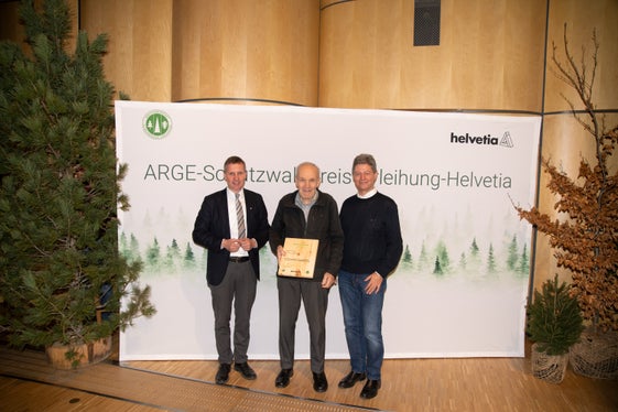 Christoph von Sternbach (al centro, con a sinistra l'assessore Walcher e a destra Josef Schmidhofer, ex direttore dell'Azienda forestale dell'Agenzia Demanio provinciale) è stato nominato padrino del bosco di protezione per il suo lavoro all'interno della Südtiroler Forstverein, Associazione forestale dell'Alto Adige. (Foto: USP/Ripartizione Servizio forestale)